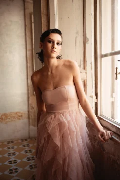 Abito lungo a bustier in tulle con volants