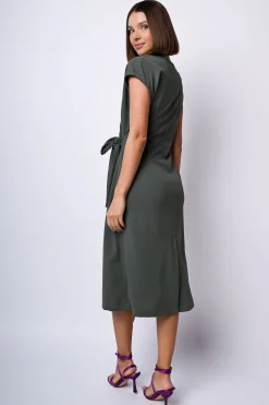 Abito midi con nodo alla vita