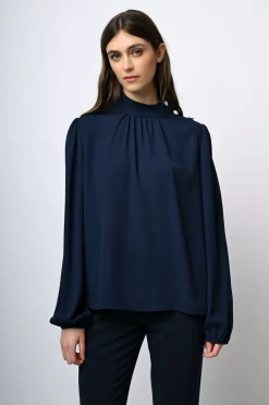 Blusa con bottoni sulla spalla