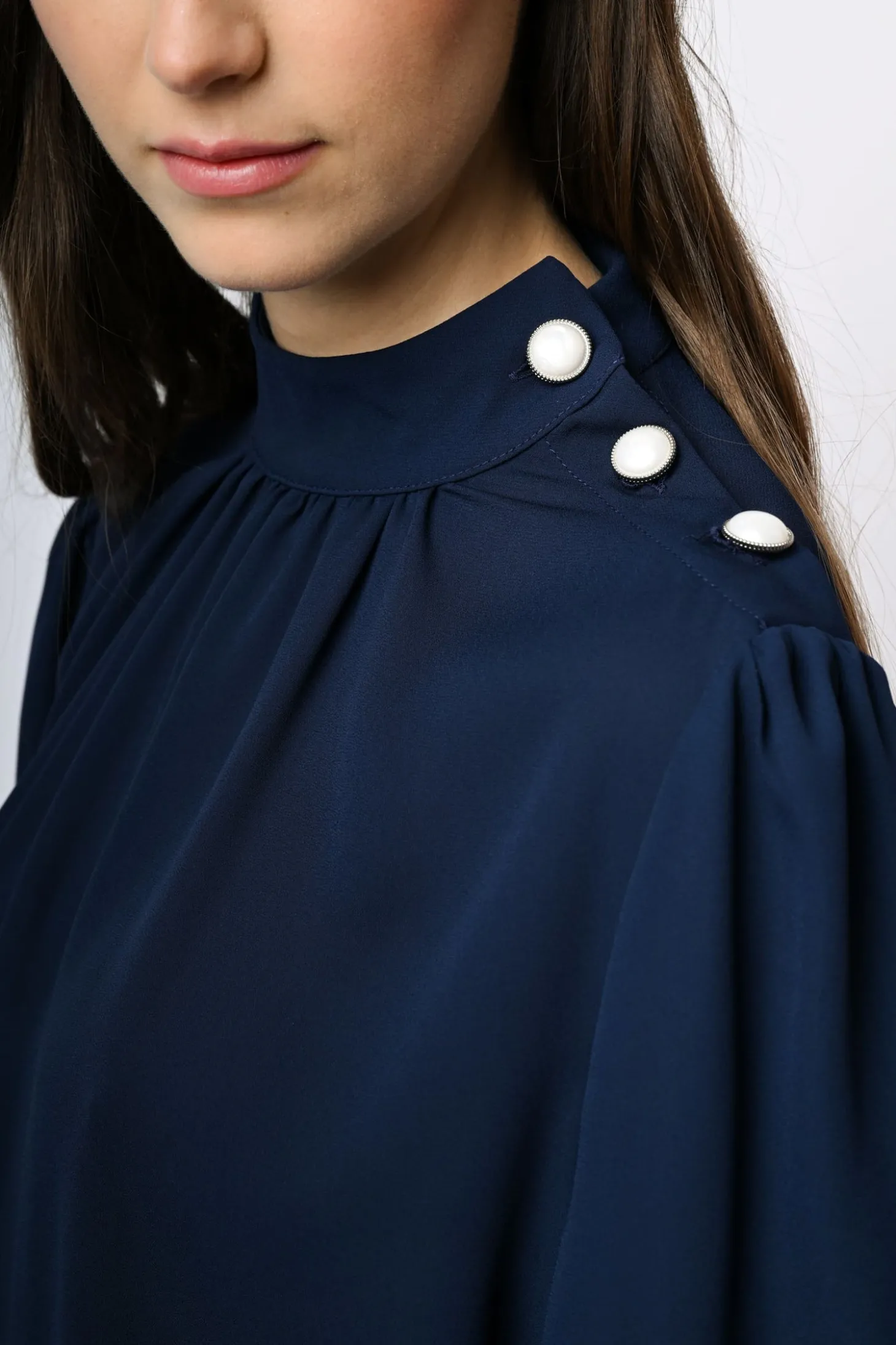 Blusa con bottoni sulla spalla