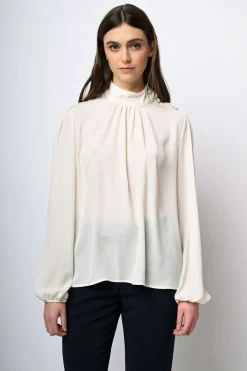 Blusa con bottoni sulla spalla