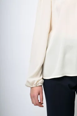 Blusa con bottoni sulla spalla