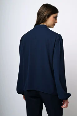 Blusa con bottoni sulla spalla