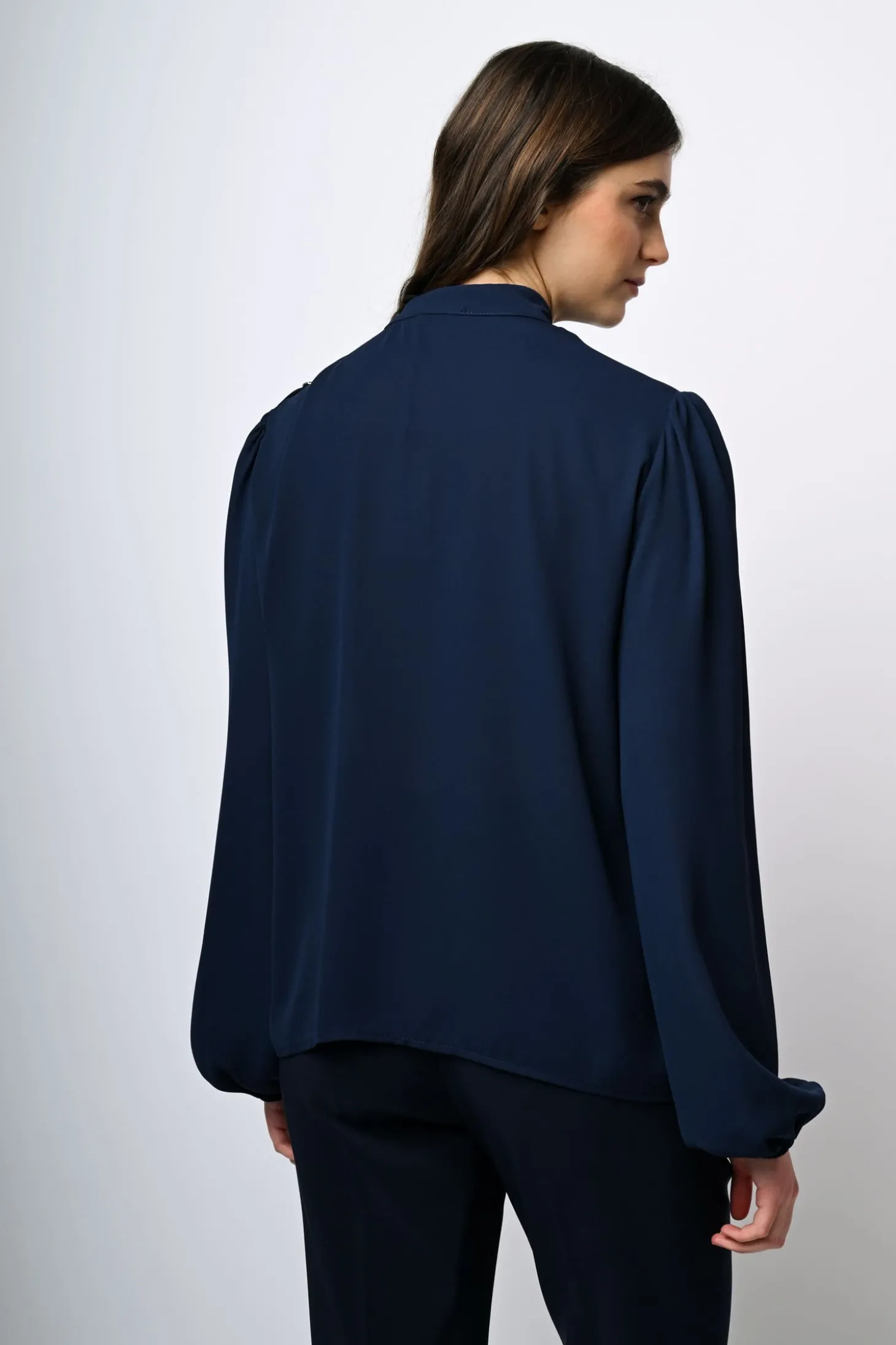Blusa con bottoni sulla spalla