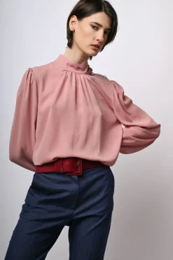 Blusa con bottoni sulla spalla
