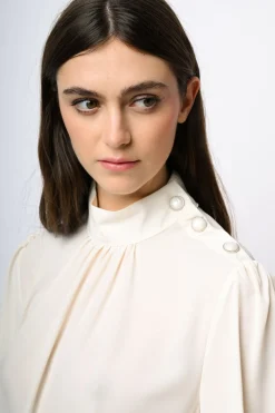 Blusa con bottoni sulla spalla