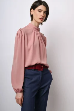 Blusa con bottoni sulla spalla