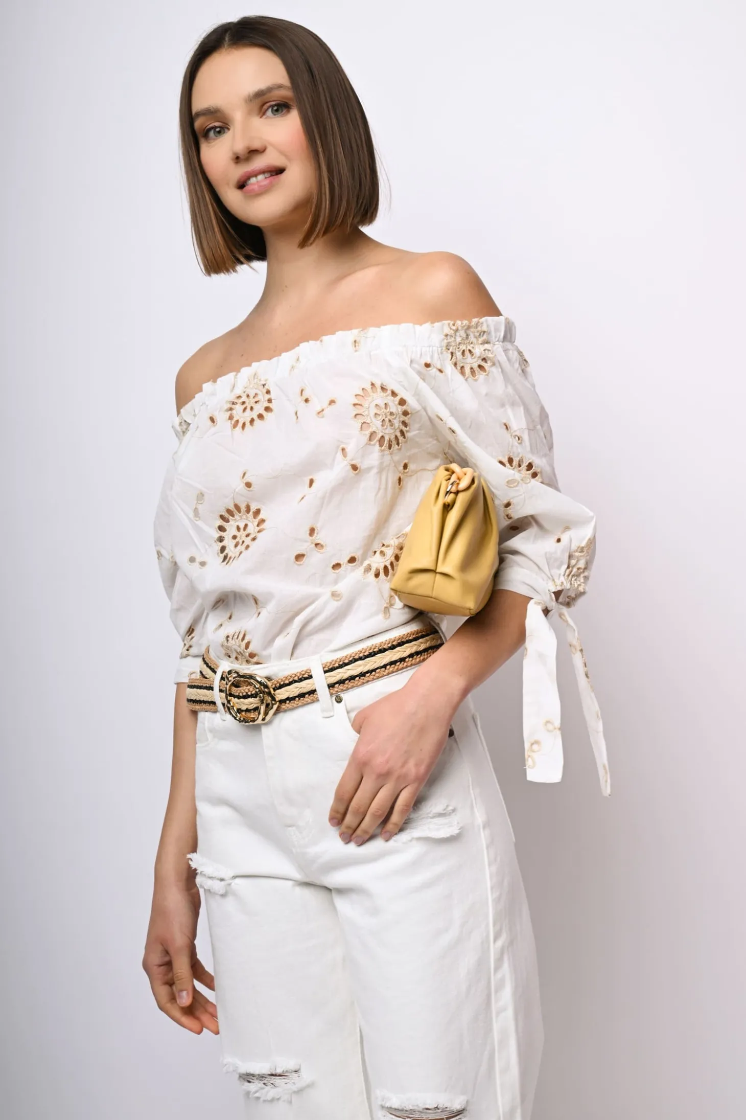 Blusa in pizzo Sangallo con spalle scoperte