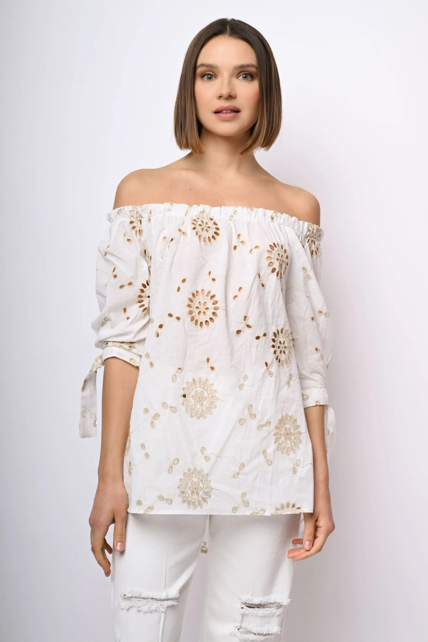 Blusa in pizzo Sangallo con spalle scoperte
