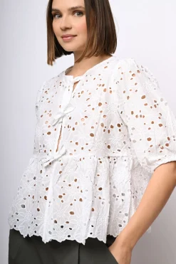 Blusa in pizzo Sangallo con laccetti