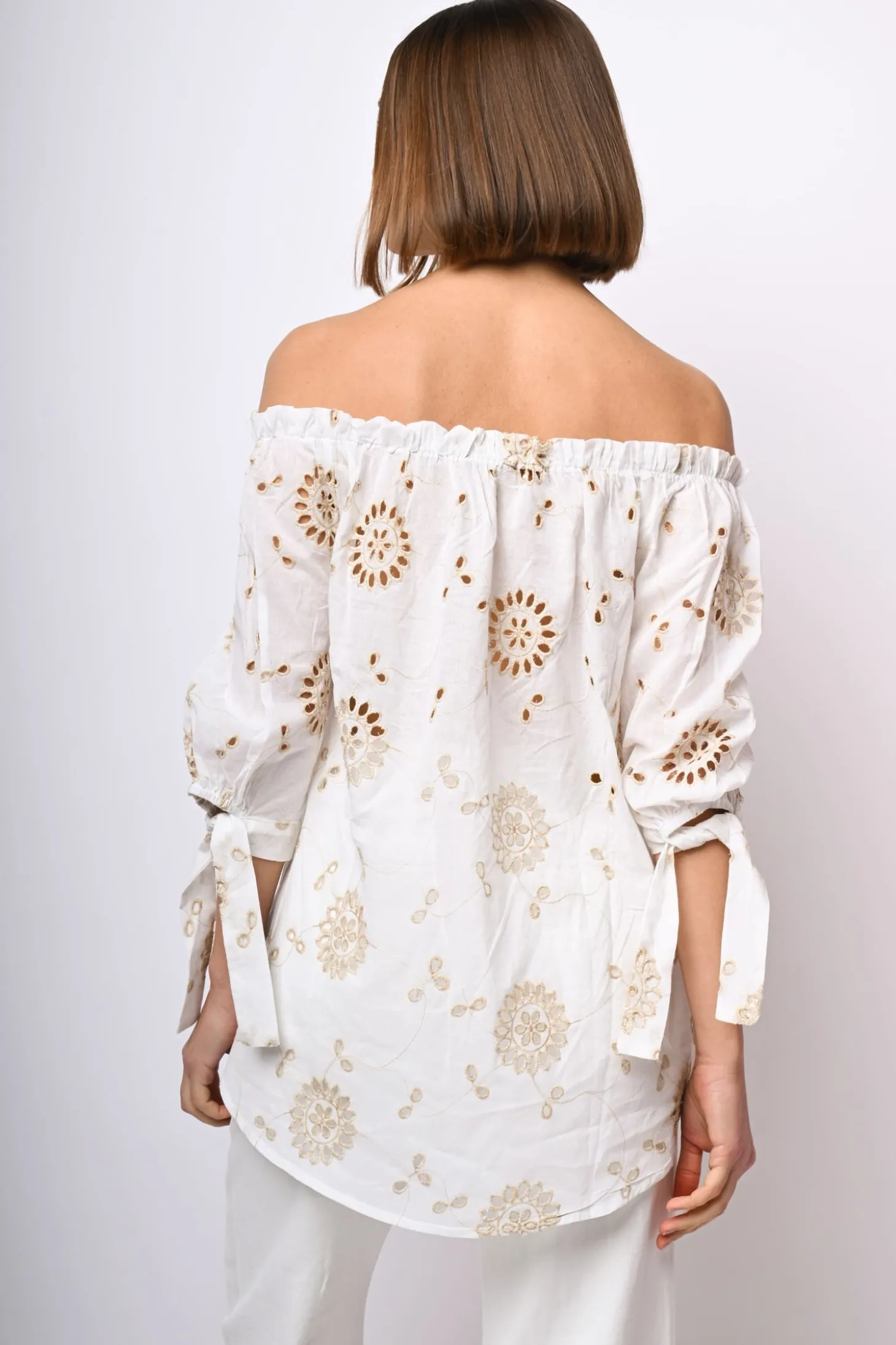 Blusa in pizzo Sangallo con spalle scoperte