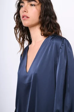 Blusa in raso con scollo a V