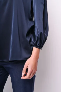 Blusa in raso con scollo a V