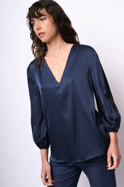 Blusa in raso con scollo a V