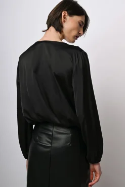 Blusa in raso con scollo incrociato