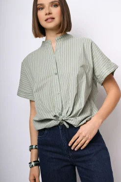 Camicia a righe con nodo