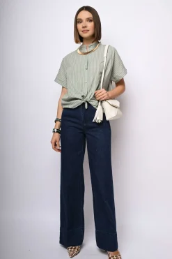 Camicia a righe con nodo