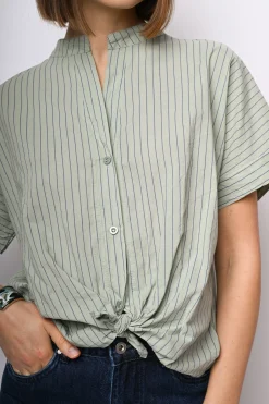 Camicia a righe con nodo