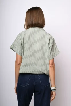Camicia a righe con nodo