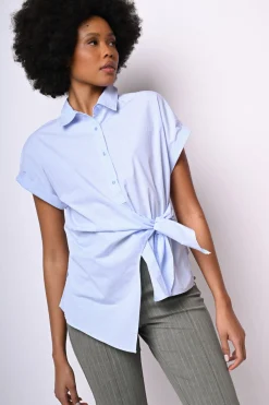 Camicia a righe con nodo laterale
