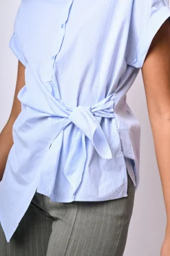 Camicia a righe con nodo laterale