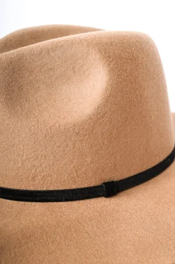 Cappello fedora a falda larga
