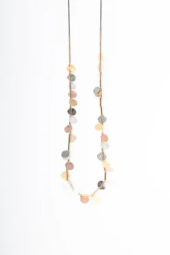 Collana lunga con decorazioni