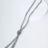 Collana lunga con nodo e perline