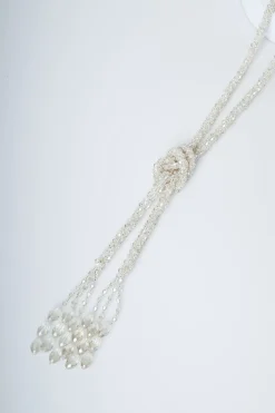 Collana lunga con nodo e perline