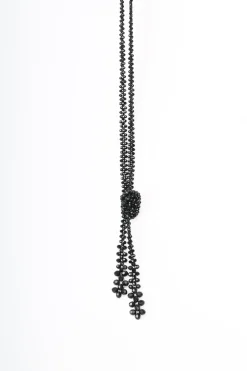 Collana lunga con perline e nodo