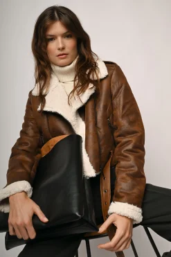 Giacca crop in similpelle e e faux shearling