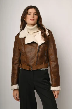 Giacca crop in similpelle e e faux shearling