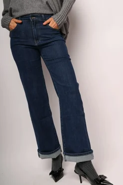 Jeans a gamba ampia con risvolto
