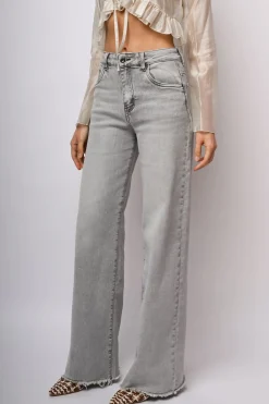 Jeans a gamba ampia sfrangiati