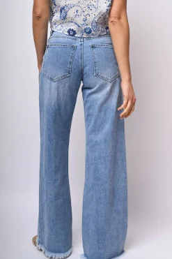 Jeans a gamba ampia sfrangiati
