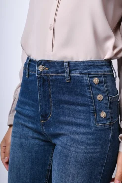 Jeans a zampa con bottoni gioiello