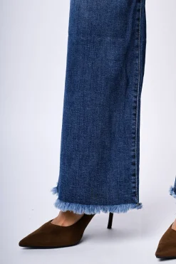 Jeans con cintura e orli sfrangiati
