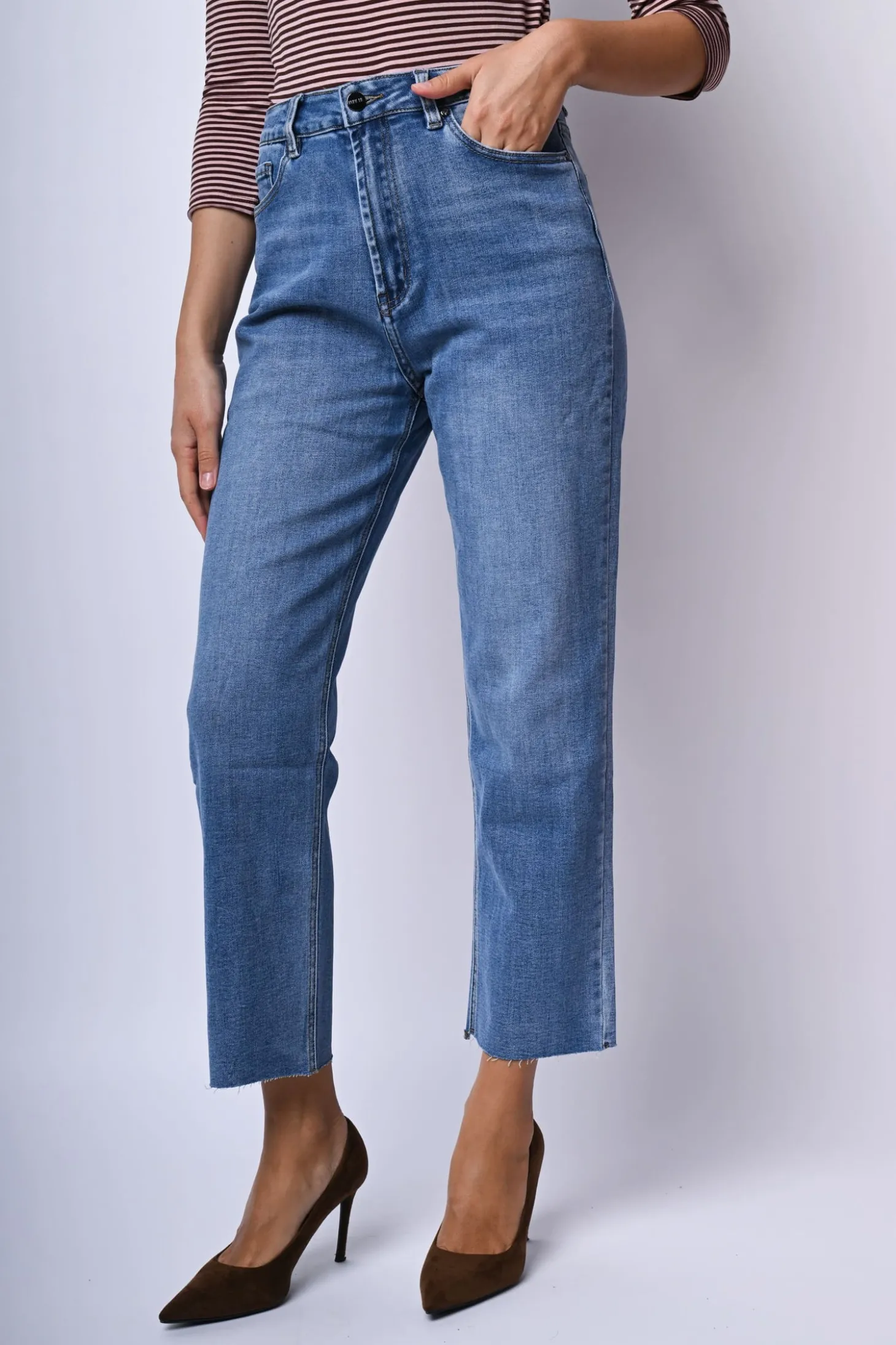 Jeans con orlo a taglio vivo