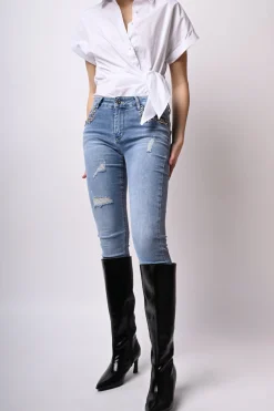 Jeans con strappi e strass