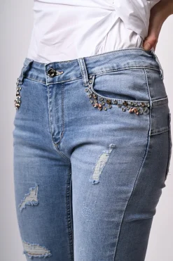 Jeans con strappi e strass