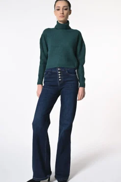 Jeans svasati con bottoni gioiello