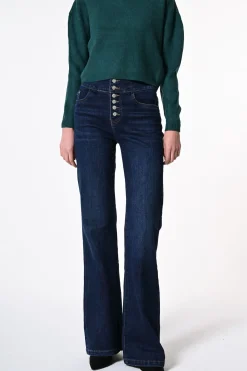 Jeans svasati con bottoni gioiello