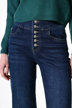 Jeans svasati con bottoni gioiello