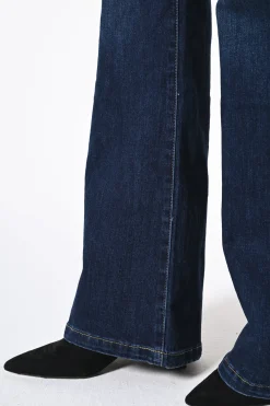 Jeans svasati con bottoni gioiello