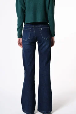 Jeans svasati con bottoni gioiello