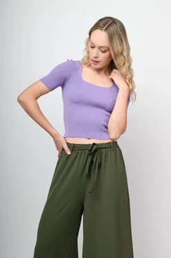 Maglia cropped con scollo quadrato
