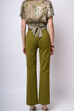 Pantaloni a gamba svasata