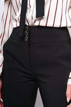 Pantaloni classici con bottoni