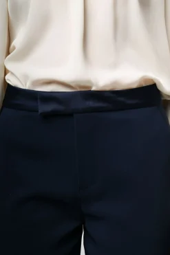 Pantaloni classici con cinta in raso