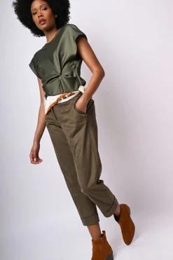 Pantaloni in faux suede con risvolto